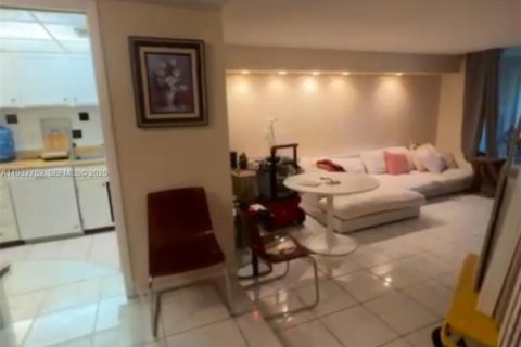 Condo in Lauderhill, Florida, 1 bedroom  № 1991654 - photo 9