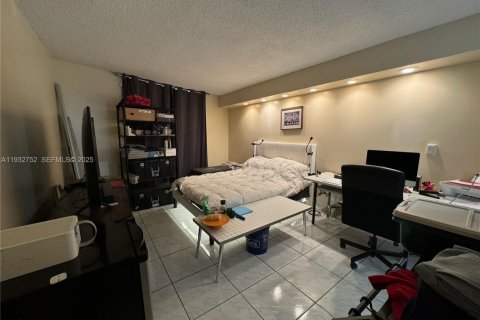 Condo in Lauderhill, Florida, 1 bedroom  № 1991654 - photo 11