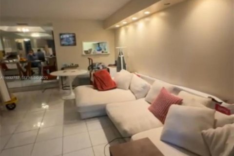 Condo in Lauderhill, Florida, 1 bedroom  № 1991654 - photo 7