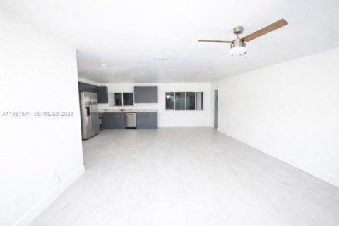 Casa en alquiler en North Port, Florida, 3 dormitorios, 124.49 m2 № 2011357 - foto 2