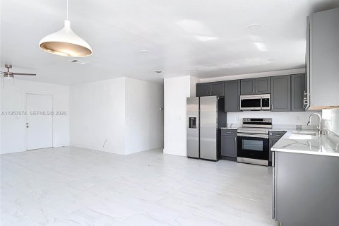 Casa en alquiler en North Port, Florida, 3 dormitorios, 124.49 m2 № 2011357 - foto 8