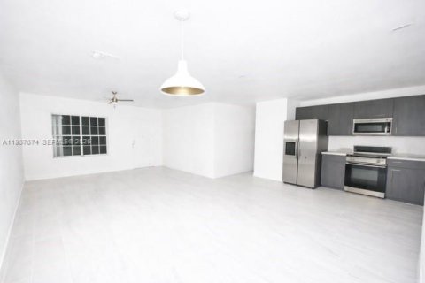 Casa en alquiler en North Port, Florida, 3 dormitorios, 124.49 m2 № 2011357 - foto 3