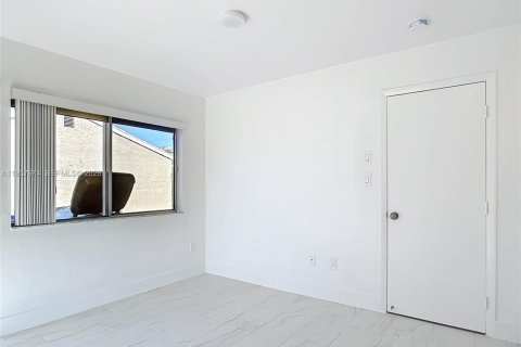 Casa en alquiler en North Port, Florida, 3 dormitorios, 124.49 m2 № 2011357 - foto 13