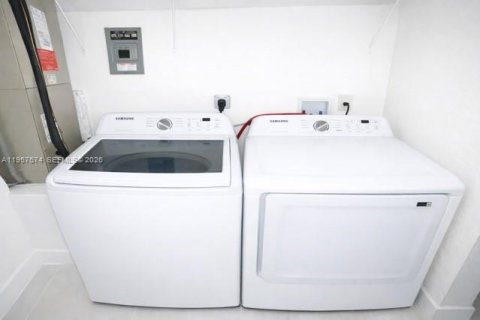 Casa en alquiler en North Port, Florida, 3 dormitorios, 124.49 m2 № 2011357 - foto 7