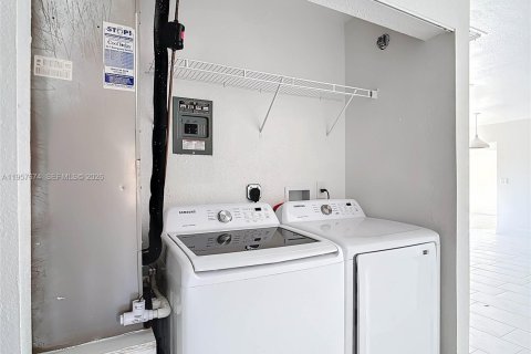 Casa en alquiler en North Port, Florida, 3 dormitorios, 124.49 m2 № 2011357 - foto 29