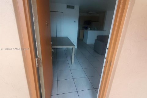 Снять в аренду кондоминиум в Майами-Лейкс, Флорида 1 спальня, 50.54м2, № 2048995 - фото 2