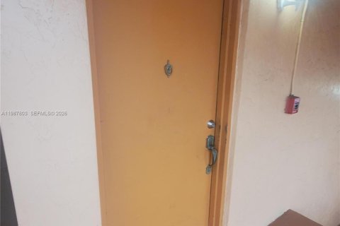 Кондоминиум с 1 спальней в Майами-Лейкс, Флорида № 2048995