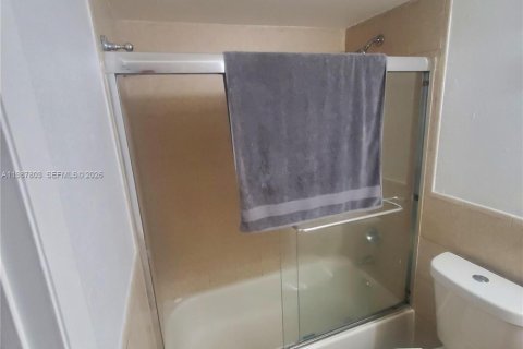 Снять в аренду кондоминиум в Майами-Лейкс, Флорида 1 спальня, 50.54м2, № 2048995 - фото 8