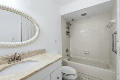 House in Sarasota, Florida 2 bedrooms, 137.03 sq.m. № 2198636 - photo 15