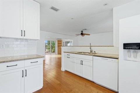 House in Sarasota, Florida 2 bedrooms, 137.03 sq.m. № 2198636 - photo 4