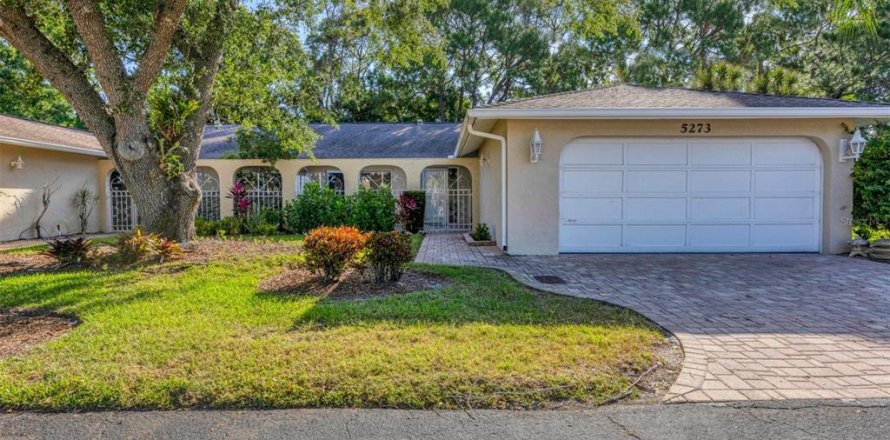 House in Sarasota, Florida 2 bedrooms, 137.03 sq.m. № 2198636