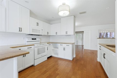 House in Sarasota, Florida 2 bedrooms, 137.03 sq.m. № 2198636 - photo 3