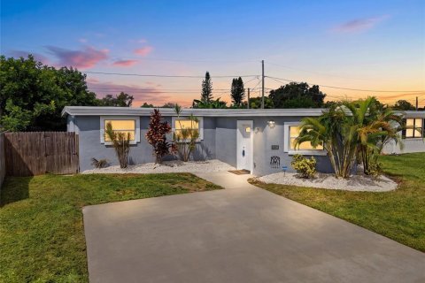 Casa en Seminole, Florida 4 dormitorios, 138.52 m2 № 2388805