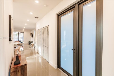 Propiedad comercial en venta en Miami, Florida, 412.11 m2 № 1777597 - foto 6