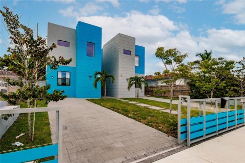 Propiedad comercial en venta en Miami, Florida, 412.11 m2 № 1777597 - foto 2