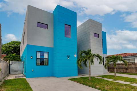 Propiedad comercial en venta en Miami, Florida, 412.11 m2 № 1777597 - foto 1