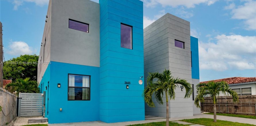Propiedad comercial en Miami, Florida 412.11 m2 № 1777597