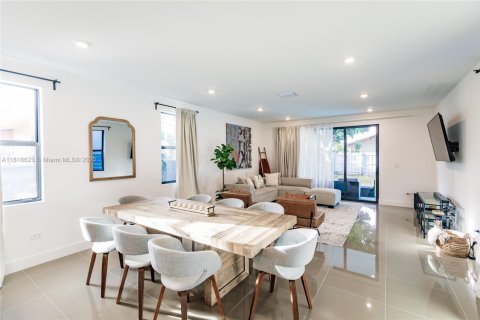 Propiedad comercial en venta en Miami, Florida, 412.11 m2 № 1777597 - foto 12