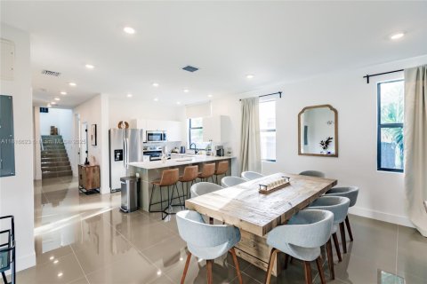 Propiedad comercial en venta en Miami, Florida, 412.11 m2 № 1777597 - foto 15