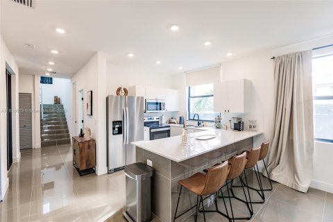 Propiedad comercial en venta en Miami, Florida, 412.11 m2 № 1777597 - foto 9