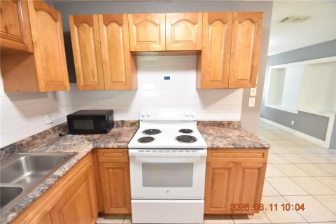 House in Tampa, Florida 4 bedrooms, 140.38 sq.m. № 2109649 - photo 17