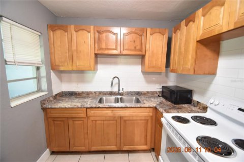 House in Tampa, Florida 4 bedrooms, 140.38 sq.m. № 2109649 - photo 16