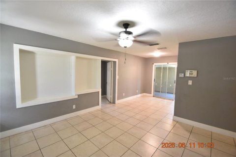 House in Tampa, Florida 4 bedrooms, 140.38 sq.m. № 2109649 - photo 12