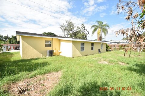 House in Tampa, Florida 4 bedrooms, 140.38 sq.m. № 2109649 - photo 7