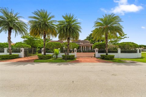 Villa ou maison à Miami, Floride 6 chambres, 596.71 m2 № 2078923