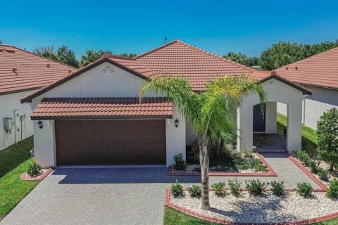 House in Wimauma, Florida 2 bedrooms, 163.6 sq.m. № 2215663