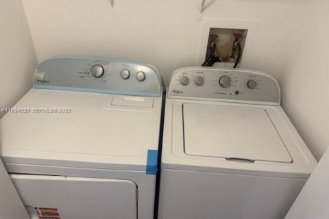 Touwnhouse à louer à Pembroke Pines, Floride: 3 chambres, 158.31 m2 № 1993072 - photo 18