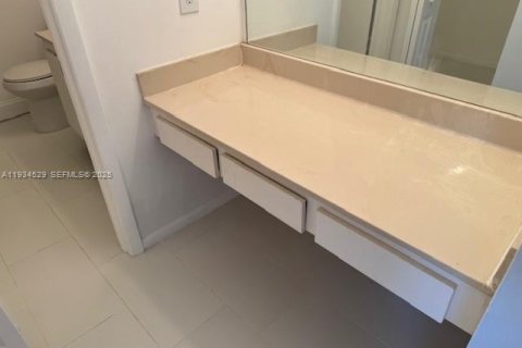 Touwnhouse à louer à Pembroke Pines, Floride: 3 chambres, 158.31 m2 № 1993072 - photo 9