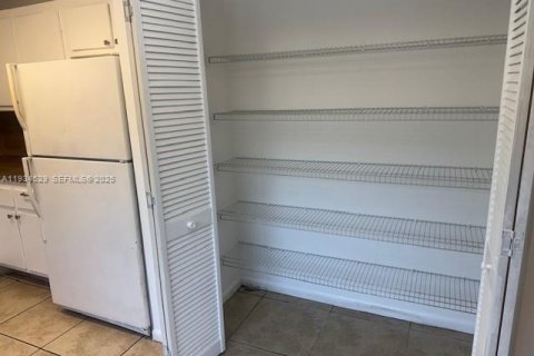 Touwnhouse à louer à Pembroke Pines, Floride: 3 chambres, 158.31 m2 № 1993072 - photo 15