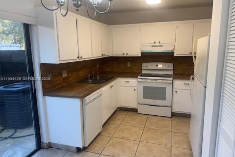 Touwnhouse à louer à Pembroke Pines, Floride: 3 chambres, 158.31 m2 № 1993072 - photo 19