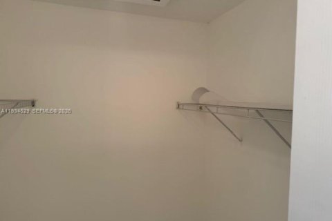 Touwnhouse à louer à Pembroke Pines, Floride: 3 chambres, 158.31 m2 № 1993072 - photo 6