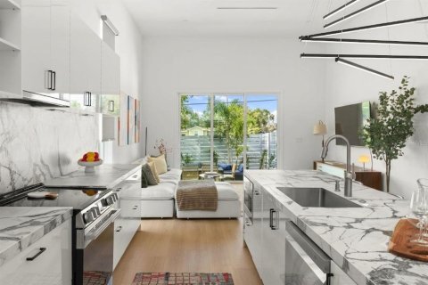 Casa en venta en Saint Petersburg, Florida, 3 dormitorios, 185.8 m2 № 2199380 - foto 8
