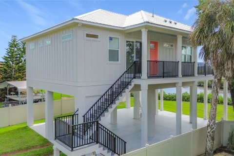 House in Crystal River, Florida 2 bedrooms, 111.48 sq.m. № 2358677