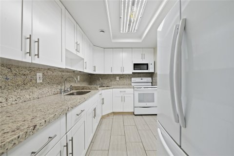 Copropriété à louer à North Miami Beach, Floride: 2 chambres, 109.16 m2 № 2024213 - photo 2
