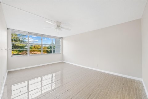 Copropriété à louer à North Miami Beach, Floride: 2 chambres, 109.16 m2 № 2024213 - photo 15