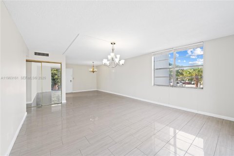 Copropriété à louer à North Miami Beach, Floride: 2 chambres, 109.16 m2 № 2024213 - photo 10