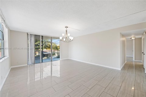 Copropriété à louer à North Miami Beach, Floride: 2 chambres, 109.16 m2 № 2024213 - photo 11