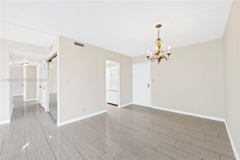 Copropriété à louer à North Miami Beach, Floride: 2 chambres, 109.16 m2 № 2024213 - photo 5