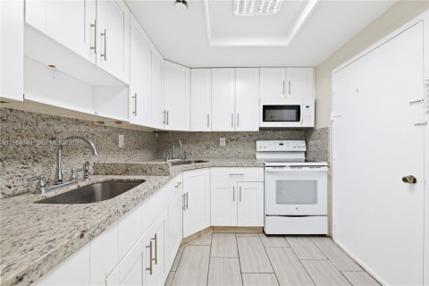 Copropriété à louer à North Miami Beach, Floride: 2 chambres, 109.16 m2 № 2024213 - photo 4