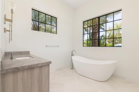 House in West Palm Beach, Florida 5 bedrooms, 507.62 sq.m. № 2192873 - photo 16