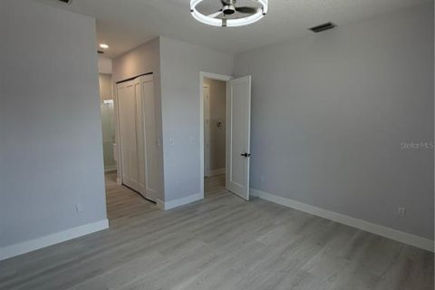 House in Lehigh Acres, Florida 4 bedrooms, 145.86 sq.m. № 2207209 - photo 12