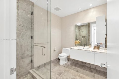 Condominio en venta en Bal Harbour, Florida, 4 dormitorios, 330.36 m2 № 1981729 - foto 18