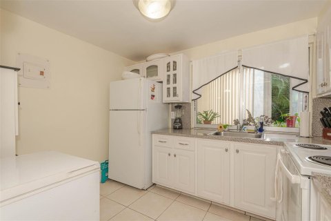 Condo in Tamarac, Florida, 2 bedrooms № 2258141 - photo 10