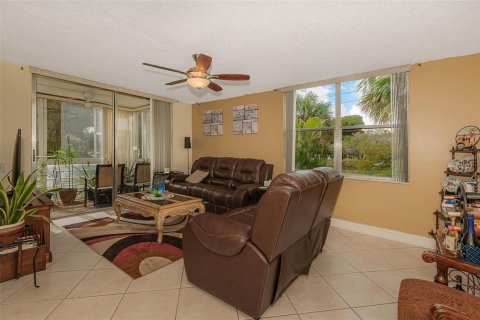 Condo in Tamarac, Florida, 2 bedrooms № 2258141 - photo 2