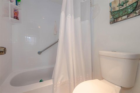 Condo in Tamarac, Florida, 2 bedrooms № 2258141 - photo 18