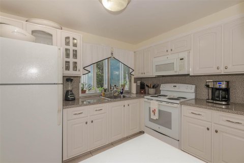 Condo in Tamarac, Florida, 2 bedrooms № 2258141 - photo 9